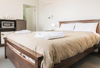 Somerset Hotel allows 18 year olds to book a room