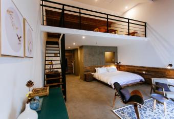 Black Jewels Inn has Balcony rooms