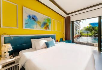 Lavini Hoian Boutique Villa has rooms with a private hot tub