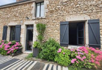 Chez Poune has Balcony rooms