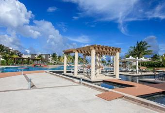 RELAXING 2 BR WITH JACUZZI, TERRACE AND BEACH CLUB has rooms with a private hot tub