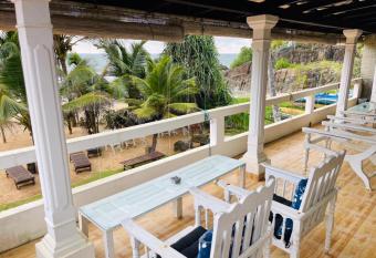 Villa Thotupola has Balcony rooms