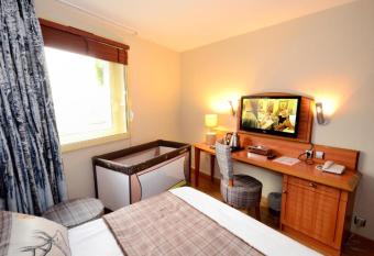 Green hotels Confort Paris 13 has rooms with a private hot tub