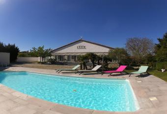 Aux Belles Vacances - ADULTS ONLY allows 18 year olds to book a room