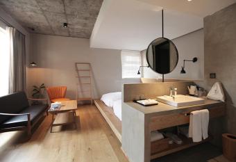 The lake house has Balcony rooms