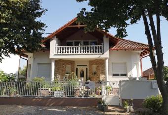 Csillag h  z allows 18 year olds to book a room