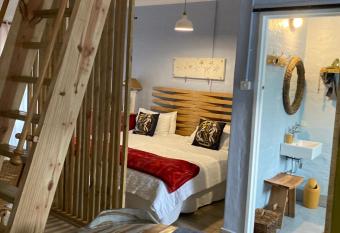 Bauhinia Beach Loft has Balcony rooms