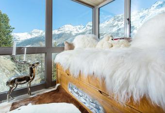 Stirling Luxury Chalet has Balcony rooms
