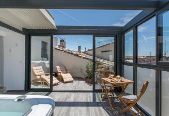 Nuit Etoil  e allows 18 year olds to book a room