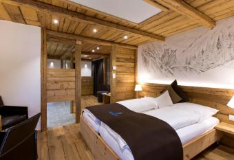 Hotel Crusch Alba Zernez has Balcony rooms