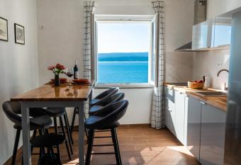 Ku  a za odmor - Apartment By The Sea has Balcony rooms