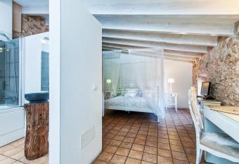 Ca  n Pere allows 18 year olds to book a room