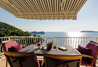 Indy s Beach Apartments has Balcony rooms