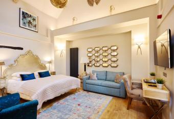 The Ormond At Tetbury allows 18 year olds to book a room