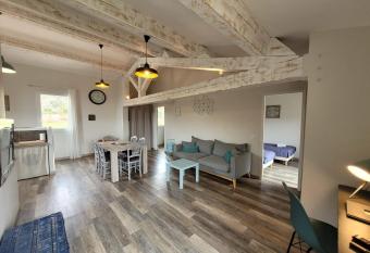 La Boh  me has Balcony rooms