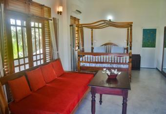 Ravi Villa Hikkaduwa allows 18 year olds to book a room