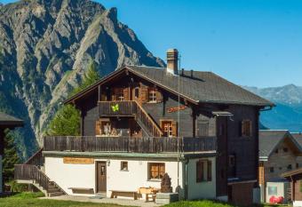 Gruppenhaus im Walliser Alpstyle has Balcony rooms