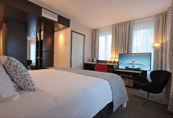 La Paix H  tel Contemporain Brest centre ville allows 18 year olds to book a room