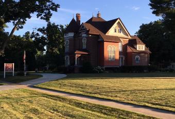 Queen Anne Bed And Breakfast allows 18 year olds to book a room
