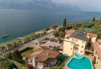 Attico Masse Lake view has Balcony rooms