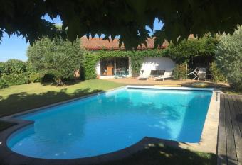 Monic allows 18 year olds to book a room