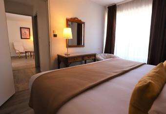 Hotel Des Tuileries allows 18 year olds to book a room