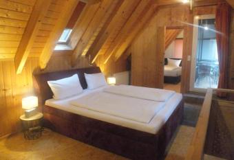 Rheinufer-Lodge in Leverkusen-Hitdorf-mit Blick auf den Rhein - Zentral an der A1 und der 59 has Balcony rooms