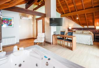 Hotel Refugio da Montanha has rooms with a private hot tub