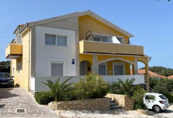 Apartment Vujcic has Balcony rooms