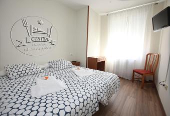 Hostal Restaurante Central has Balcony rooms