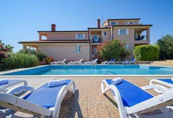Family friendly apartments with a swimming pool Basanija, Umag - 3402 allows 18 year olds to book a room
