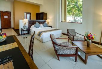 Sooriya Resort & Spa has rooms with a private hot tub