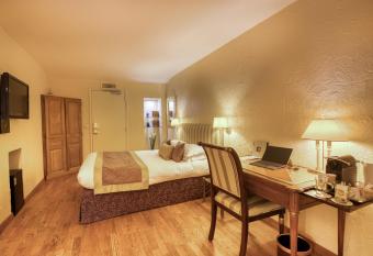 Hotel d Aragon allows 18 year olds to book a room