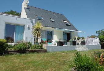 1 chambre d h  te entre terre et mer allows 18 year olds to book a room