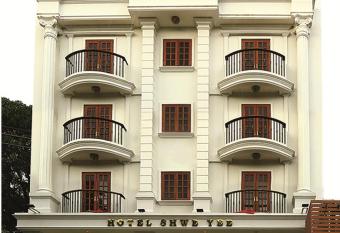 Hotel Shwe Yee allows 18 year olds to book a room