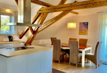 Stadtvilla mit Pool has Balcony rooms