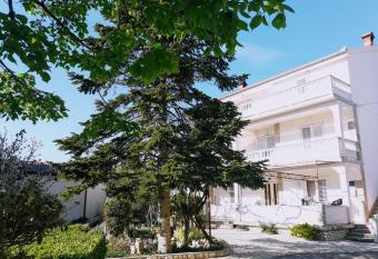 Pahljina Apartments has Smoking/Balcony rooms