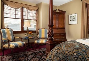 Palmer House Inn has rooms with a private hot tub