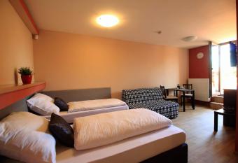 U Admirala allows 18 year olds to book a room