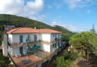 Residence la Vignetta has Balcony rooms