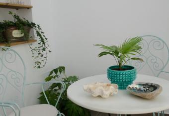 Casa  allows 18 year olds to book a room