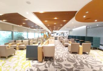 Ambassador Transit Lounge Terminal 3 has rooms with a private hot tub