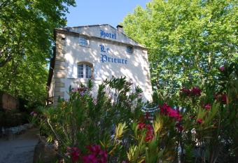 H  tel le Prieur   allows 18 year olds to book a room