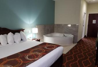 Baymont by Wyndham Grovetown Augusta has rooms with a private hot tub