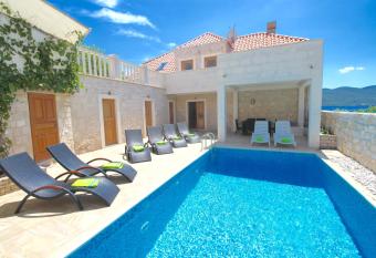 Footprints Villa Croatia has Balcony rooms