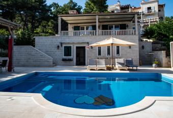 Ursa Minor has Smoking/Balcony rooms