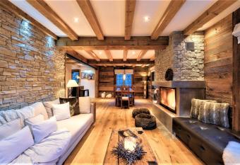 Chalet le Petou has rooms with a private hot tub