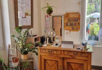 Grand H  tel De La Poste allows 18 year olds to book a room