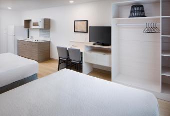 WoodSpring Suites Seattle Everett allows 18 year olds to book a room