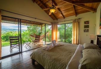 La Finca Lodge has Balcony rooms